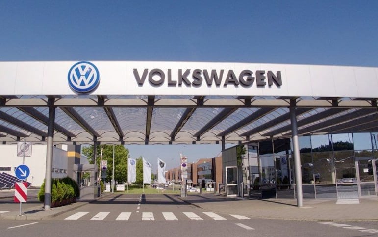 Chery нацелилась на завод Volkswagen: китайцы заходят в Германию Volkswagen переживает не лучшие времена и планирует закрытие или продажу ряда своих заводов в Германии. Один из активов концерна, по данным европейских СМИ, может вскоре перейти к китайской компании Chery. Сделка позволит китайцам наладить локальное производство в ЕС и избежать высоких пошлин на импорт.