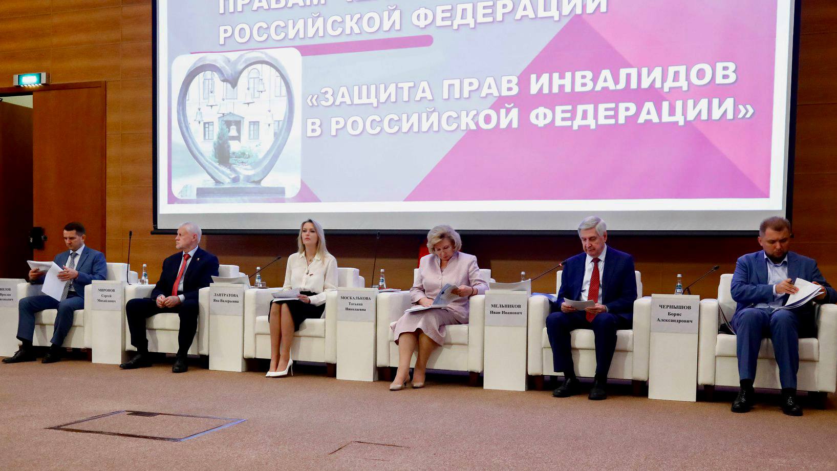 Без барьеров: итоги заседания по защите прав инвалидов Пять профильных Комитетов ГД вместе с уполномоченным по правам человека Татьяной Москальковой обсудили вопросы, с которыми инвалиды сталкиваются ежедневно. Омбудсмен представила более 40 законодательных инициатив, разработанных за последний год. Среди них — упрощение медико-социальной экспертизы, улучшение доступа к реабилитации и защита прав участников СВО с инвалидностью. Острая тема — жилищный вопрос Более 80 тысяч семей, где есть люди с инвалидностью, ждут доступного жилья. Им приходится доказывать непригодность условий. Бюрократические барьеры, такие как учёт доходов выше прожиточного минимума, усложняют процесс. Нужно исключить этот критерий. Мы единогласно поддержали идею. Важно: безбарьерная среда Каждый третий объект в России недоступен для людей с инвалидностью. Нехватка низкопольного транспорта и слабое развитие социального такси ограничивают мобильность. Необходимо увеличивать количество доступного транспорта и совершенствовать механизм социального такси. Ещё проблема — трудоустройство людей с инвалидностью Всего 6,7% из них имеют работу, часто из-за неподходящих вакансий или недостаточной информированности. Есть предложение — пересмотреть систему квотирования рабочих мест, чтобы работодатели активнее привлекали людей с инвалидностью. Видя в них не только социальную ответственность, но и профессиональный потенциал. Отдельное внимание — новым регионам России, где инфраструктура для поддержки людей с инвалидностью только формируется. Среди рекомендаций — развитие коррекционных школ, замена вышедшего из строя транспорта и создание всей доступной среды. Сегодня в стране проживают 11,1 млн человек с инвалидностью, включая 779 тысяч детей. Эти цифры напоминают о масштабе стоящей перед нами задачи. По итогам заседания договорились продолжить работу над законодательными изменениями, усилить контроль за исполнением программ. И вовлечь регионы в реализацию ключевых инициатив.