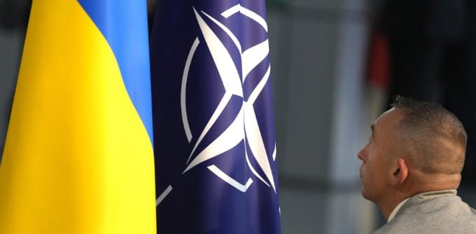 Страны Прибалтики поддержали вступление Украины в НАТО. Эстония, Латвия и Литва поддержали вступление Украины в НАТО. Об этом сообщил председатель комитета иностранных дел литовского парламента Жигимантас Павильонис. Прибалтийские страны перечислили ряд своих ключевых обязательств, в числе которых — поддержка киевского режима «до полной победы» и усиление давления на Россию путем международной изоляции и расширения санкций. «Членство Украины в НАТО укрепит справедливый и длительный мир не только в этой стране, но и во всей Европе, и поможет сохранить международный порядок, основанный на правилах, во всем мире», — утверждается в совместном заявлении парламентских комитетов прибалтийских стран, опубликованном на странице Павильониса в соцсети Facebook. Отмечено также, что на предстоящем саммите альянса в Гааге должны быть предприняты конкретные шаги для принятия в него Украины.