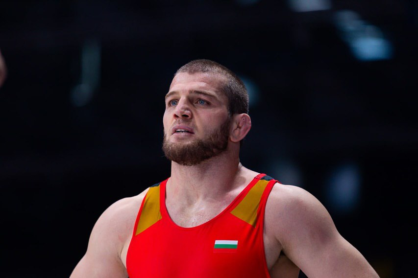 Боровшийся в Казахстане олимпийский чемпион из Дагестана пропустит чемпионат мира Мировое первенство в Загребе пройдёт без участия Магомеда Рамазанова Олимпийский чемпион в весовой категории до 86 кг в Париже Магомед Рамазанов сообщил неприятные новости Дагестанец ныне представляющий Болгарию не сможет поехать в столицу Хорватии на чемпионат мира по борьбе Об этом Рамазанов рассказал в интервью федерации борьбы Дагестана что перенесёт операцию которая запланирована сегодня 29 августа в Испании Магомед имеет проблемы с плечом Напомним что в феврале этого года болгарский вольник прилетел на турнир PWL в Алматы где в очной схватке победил Арслана Багаева из России Последний крупный старт который выиграл Магомед чемпионат Европы в Тиране где он занял первое место в 86 кг t me SPORTARENAKZ
