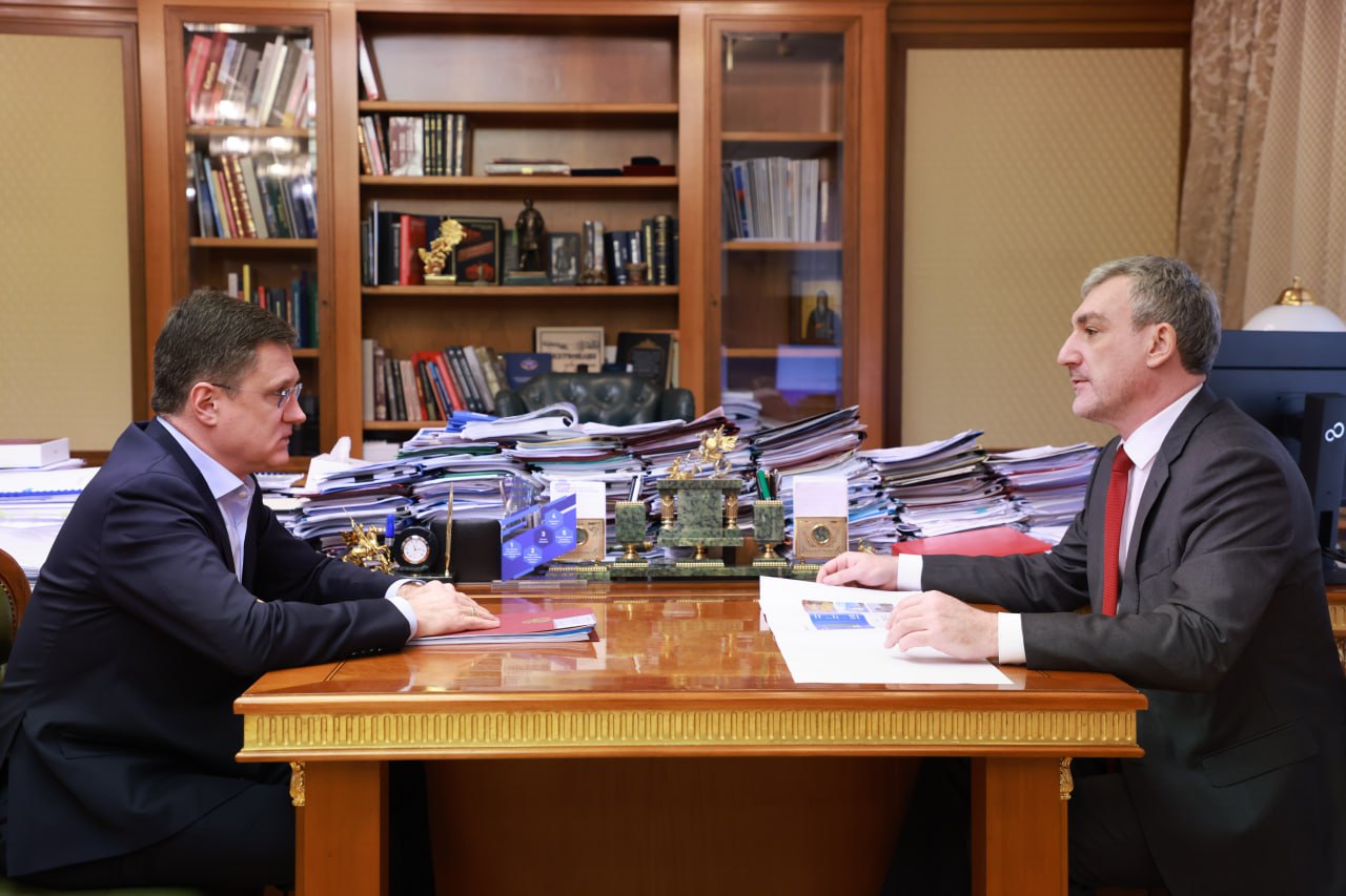 Александр Новак встретился с губернатором Амурской области Василием Орловым На встрече обсуждалась динамика социально экономического развития региона и ход реализации инвестиционных проектов С 2022 года доля обрабатывающих производств в промышленности субъекта выросла с 27 до 57 В Амурской области реализуются крупнейшие федеральные проекты в числе которых газохимический кластер глубоких переделов Якорные проекты Амурский ГПЗ и Амурский ГХК находятся в высокой степени готовности Подписаться на Правительство России в MAX