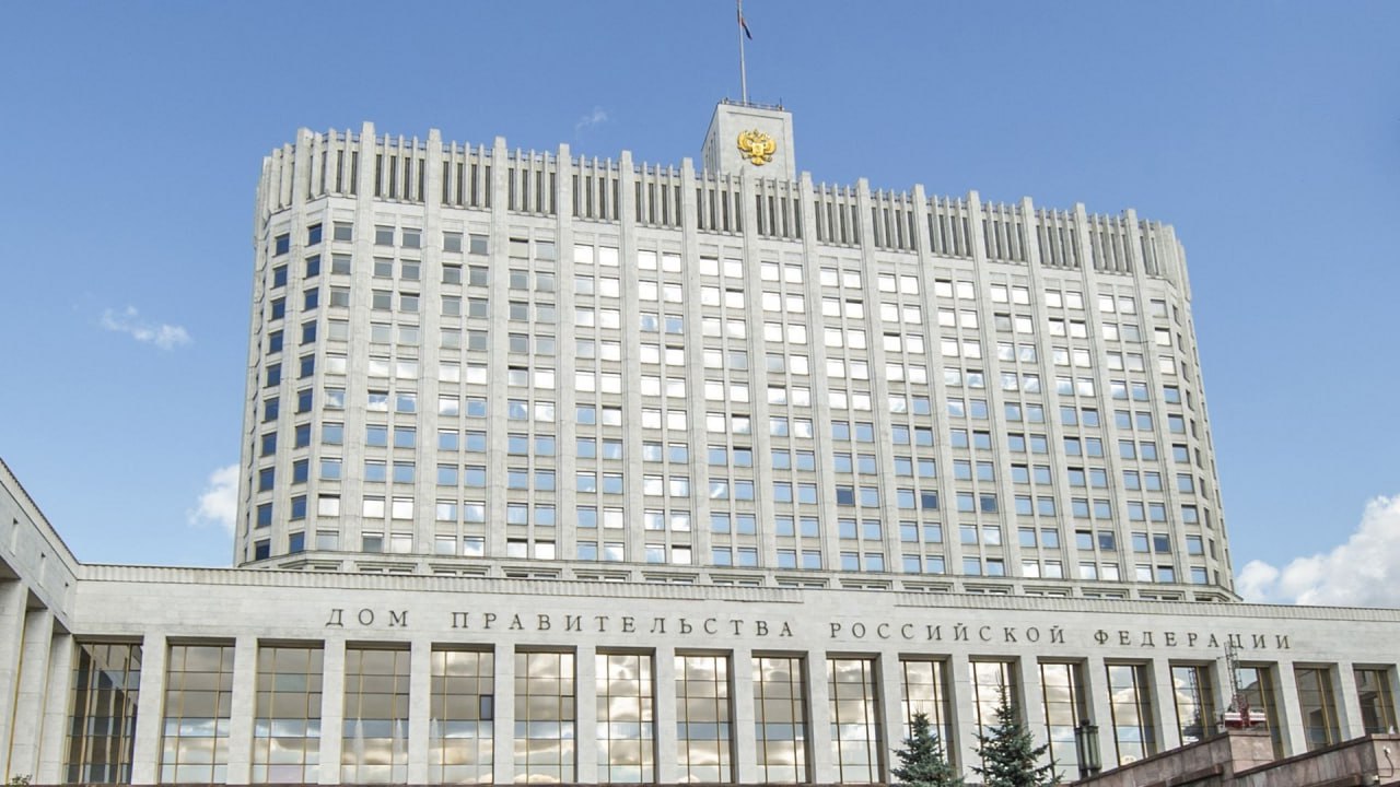 Правительство РФ одобрило ограничения на передачу земли муниципалитетам Российское правительство утвердило изменения которые коснутся порядка передачи федеральных земельных участков в распоряжение муниципалитетов Законопроект разработанный Росреестром направлен на более эффективное использование федеральных земель  Передача участков муниципалитетам будет ограничена чтобы исключить их спекулятивную продажу и стимулировать развитие реальных проектов  Решения о передаче будут приниматься правкомиссией по развитию жилищного строительства  Также запрещается безвозмездная передача участков уже находящихся в пользовании у третьих лиц ВАРМСУ СМО ДНР Подписывайтесь ВАРМСУ СМО ДНР Подписывайтесь