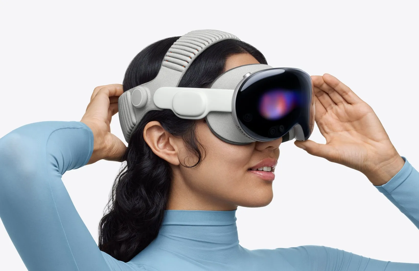 Спасти Apple Vision Pro могут игры из Steam Valve выпустила бету нативного приложения Steam Link для visionOS позволяющего транслировать игры с вашего ПК прямиком на гарнитуру в царских 4K Игрушки можно запускать в панорамном режиме с интерфейсом Steam Big Picture подрубив при этом контроллер Xbox или PlayStation по Bluetooth к самой гарнитуре Транслировать геймплей можно не только с macOS но ещё и со SteamOS и Windows Для общения в голосовом чате Steam Link подтягивает звук со встроенных микрофонов гарнитуры так что в онлайн игры получится зарубиться без проблем Ограничение пока лишь одно тестовый билд Steam Link работает только с классическими играми и не поддерживает VR тайтлы поэтому поиграть в Half Life Alyx на Vision Pro не выйдет Во всяком случае пока Автор Павел Урлапов Канал Wylsacom в MAX
