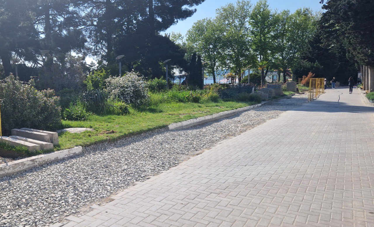 Водопровод и канализацию обновили в центре Геленджика На курорте завершили замену коммуникаций на участке по ул. Ленина/Островского. На участке от улицы Островского до Центральной площади обновили участок водопроводной сети протяженностью 186 метров. Работы вели как открытым, так и закрытым способом. «Открытым способом в траншею уложено 60 метров и бестраншейным методом просанировано еще 126 метров трубопровода. На участке восстановлено два колодца и построен один новый, монтировано две ЗРА Ду150мм. После опрессовки и дезинфекции на новый трубопровод переключены абоненты», — сообщили в пресс-службе ООО «Концессии водоснабжения – Геленджик». На участке от сквера в честь города Хильдесхайма до кафе «Ваха Лавка» переложили новый участок канализации. Старая труба пролегала в сквере под хвойными деревьями и кустарниками. Чтобы не повредить корневую систему деревьев, новый участок построили по другой трассе. Всего переложили 70 метров трубопровода. Все новости Геленджика Прислать новость/фото/видео