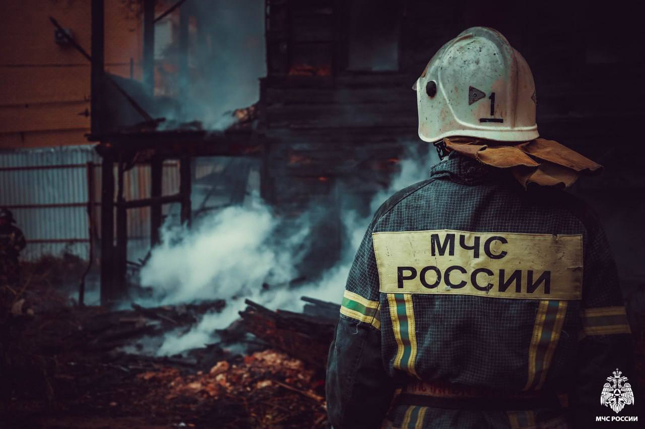 За прошедшую неделю в Астраханской области потушили 129 пожаров На прошедшей неделе астраханские пожарные ликвидировали 129 возгораний в числе которых были 50 природных пожаров и 17 случаев возникновения огня произошло в жилых зданиях Кроме того на водных объектах региона были зафиксированы 4 ЧП в результате которых один человек погиб и еще двое пострадали Подробнее astrakhan su 334743