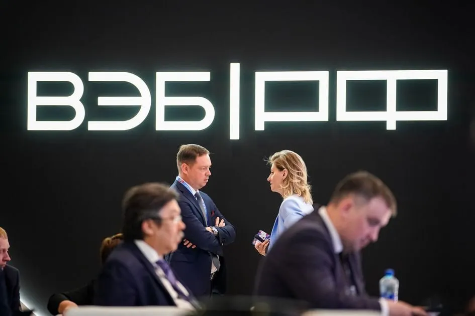 ВЭБ закрыл книгу заявок по выпуску облигаций на 150 млрд рублей 14 мая ВЕДОМОСТИ 13 мая ВЭБ РФ закрыл книгу заявок по дебютному выпуску биржевых облигаций серии ПБО 002Р 58 на локальном долговом рынке Бумаги имеют номинал индексируемый на прирост индекса RUONIA срок обращения составляет 3 1 года предусмотрены купонные периоды по 188 дней оферта не установлена Об этом сообщили в пресс службе корпорации Книга заявок была открыта с ориентиром ставки купона 2 годовых и минимальным объемом размещения 100 млрд руб В ходе формирования книги спрос со стороны инвесторов достиг 170 млрд руб ставка снизилась до 1 85 годовых и объем выпуска увеличился до 150 млрд руб Этот объем заявлен как рекордный для российского облигационного рынка среди эмитентов корпоративного и финансового сектора Заместитель председателя ВЭБ РФ Константин Вышковский отметил что выпуск стал первым инструментом с привязкой к приросту индекса RUONIA на российском рынке и был позитивно воспринят различными категориями инвесторов Доля розничных участников достигла 22 от объема размещения спрос со стороны частных инвесторов превысил 30 млрд руб В состав инвесторов вошли банки управляющие страховые и инвестиционные компании а также физические лица Организаторами размещения выступили ГПБ АО Локо банк банк Дом РФ и Совкомбанк Расчеты по сделке запланированы на 15 мая 2026 г