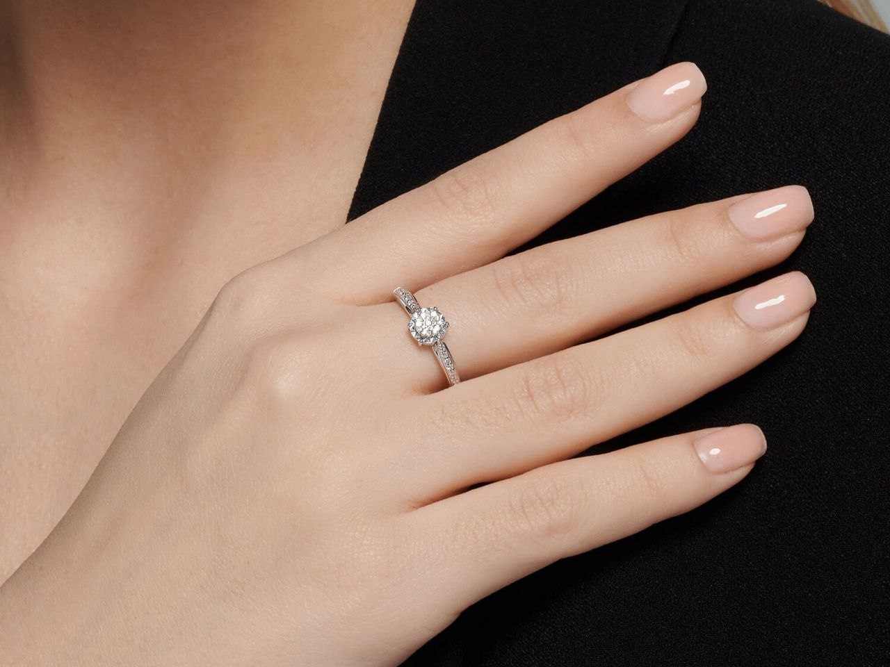 Замглавы Минфина России Моисеев порекомендовал женихам покупать кольцо с натуральным бриллиантом вместо синтетического По его словам хотя визуально кольцо с синтетическим бриллиантом выглядит также красиво однако по сути это бижутерия которая через 20 лет не будет иметь никакой инвестиционной ценности Пройдет 20 лет и ваша жена припомнит и разведется с вами пошутил он Подписаться на РИА Новости экономика Все наши каналы