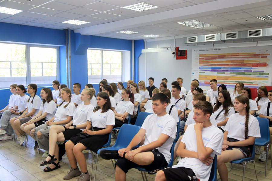 Сегодня ректор ВолгГТУ член-корреспондент РАН А.В. Навроцкий встретился с участниками «Университетских смен» Волгоградский Политех вновь открыл двери для ребят из новых субъектов Российской Федерации, Белгородской и Ростовской областей, детей участников специальной военной операции, ставших участниками программы «Университетские смены». Сегодня с первой группой школьников встретился ректор ВолгГТУ член-корреспондент РАН Александр Навроцкий. Александр Валентинович познакомился с участниками, узнал их впечатления от нашего университета и города-героя Волгограда, а также чем интересуются учащиеся 9-11 классов. Школьники пробыли в Волгограде 9 дней. Для них была разработана программа, включающая как культурно-просветительские и патриотические блоки, так и образовательные. Так как смена проходила в ВолгГТУ, то она имела инженерно-техническую направленность. Кроме получения новых знаний, участники смены познакомились с городом-героем и посетили знаковые места.
