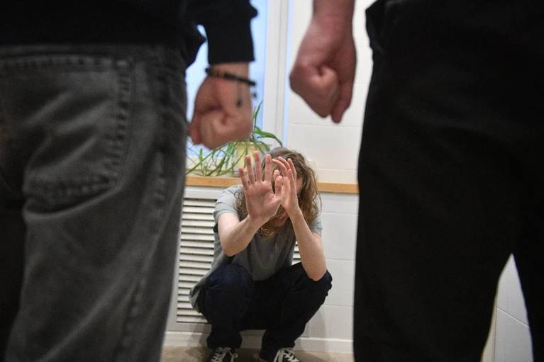 В Черемховском районе следователи разбираются в шокирующей истории которая закончилась гибелью 20 летнего парня Четверо его знакомых самому младшему из которых всего 15 лет устроили жестокую расправу Трагедия разыгралась 20 декабря в рабочем посёлке Михайловка Компания из четырех парней в возрасте 15 18 и 19 лет пришла в квартиру где временно жил их знакомый Гости набросились на хозяина Они избивали его руками и ногами целясь в самые уязвимые места голову и туловище Получив опасные для жизни травмы молодой человек остался лежать в квартире один Вернувшийся домой хозяин жилья стал свидетелем страшной картины Он сразу же вызвал скорую но медикам оставалось лишь констатировать смерть от полученных повреждений Полицейские сработали быстро Всех четверых подозреваемых задержали в кратчайшие сроки Следственный комитет уже завел уголовное дело по особо тяжкой статье часть 4 статьи 111 УК РФ Это Умышленное причинение тяжкого вреда здоровью повлекшее по неосторожности смерть совершённое группой лиц Как пояснили правоохранители поводом для расправы стала личная неприязнь Подробности на данный момент неизвестны Что именно привело к конфликту сейчас выясняют оперативники Пока решается вопрос об аресте для троих совершеннолетних обвиняемых Следствие просит суд отправить их в СИЗО Самому младшему 15 летнему участнику уже избрали меру пресечения ему запретили определённые действия прокомментировали в СУ СКР и МВД региона Фото Алексей БУЛАТОВ