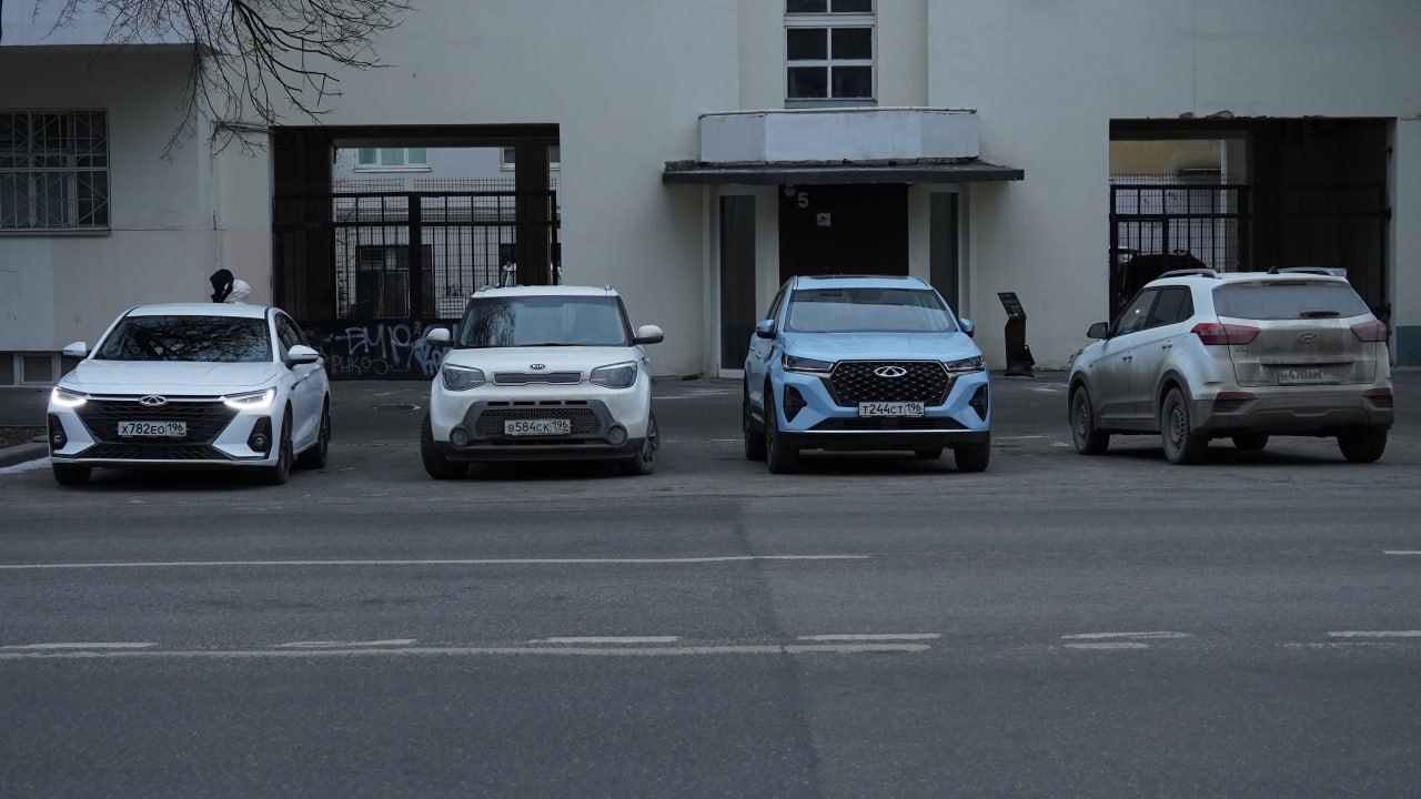 В Свердловской области перестанут выпускать автомобильные номера с кодом 196 Вместо них водителям будут выдавать номера с кодом 166 О смене кода региона сообщает свердловская Госавтоинспекция Новые номера будут выдавать со следующего года Данное изменение является плановой административной мерой и связано с обеспечением непрерывного процесса регистрации автотранспорта в регионе Внешний формат номерных знаков при этом сохраняется в полном соответствии с установленными стандартами Ранее выданные государственные регистрационные знаки с действующими кодами региона сохраняют свою юридическую силу и не потребуют замены говорится в сообщении Изначально в Свердловской области выдавали номера с кодом 66 Потом им не смену пришли коды 96 и 196