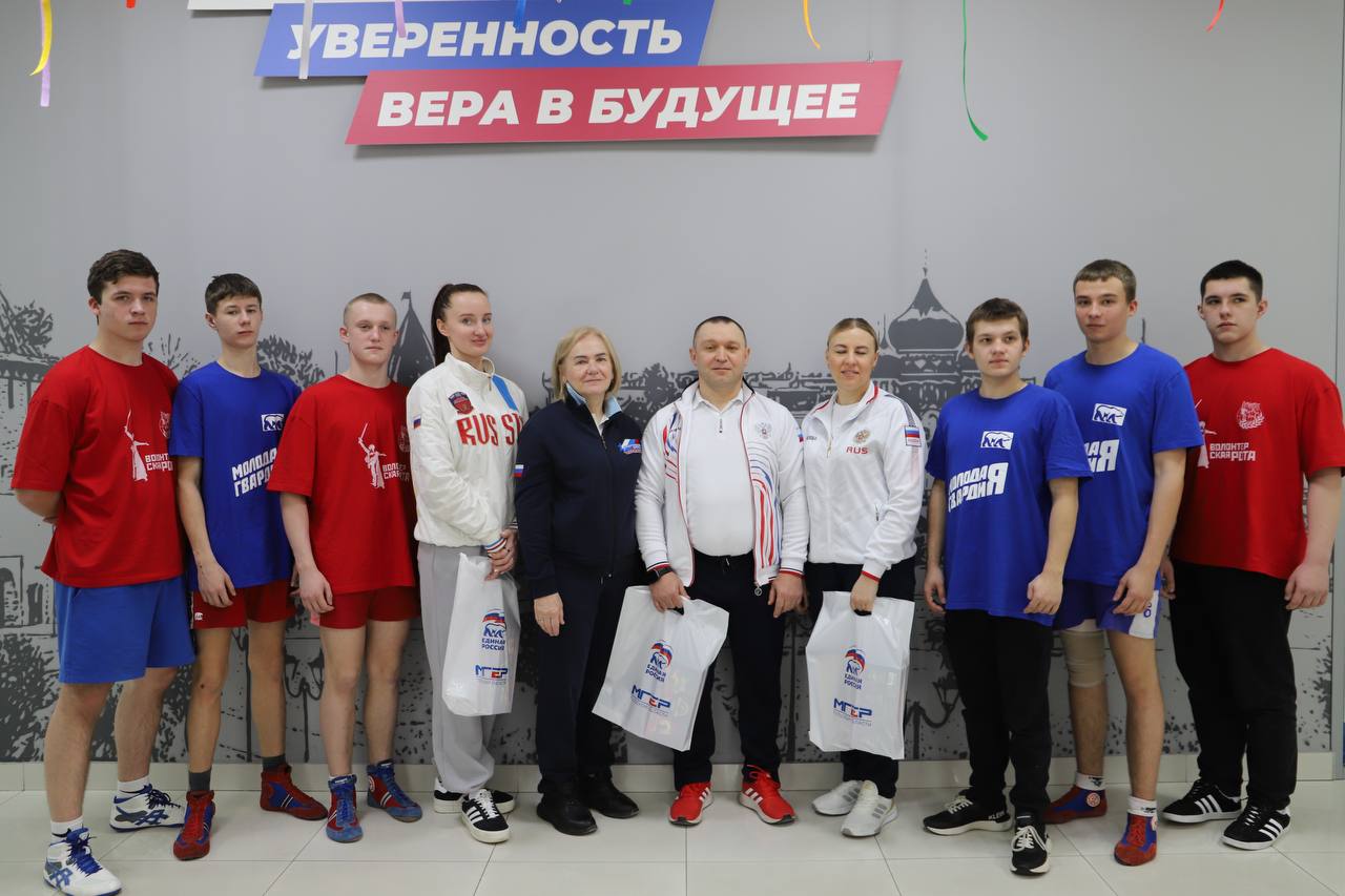 Тульские активисты «Волонтерской Роты» организовали для студентов открытые тренировки по самбо и боксу  В честь Дня физкультурника активисты «Волонтерской Роты» совместно с «Молодой Гвардией» Тульской области организовали открытые тренировки по самбо и боксу при участии представителей спортивной школы «Металлург».   «Сегодня особенно важно показать молодежи, что спорт доступен каждому, помогает оставаться здоровым и формирует характер. Спасибо тренерам школы «Металлург» за поддержку и энергичную работу», - сказал ВРИО руководителя регионального отделения «Волонтерской Роты» Тульской области Попов Никита.  #ВолонтерскаяРота #ТульскаяОбласть