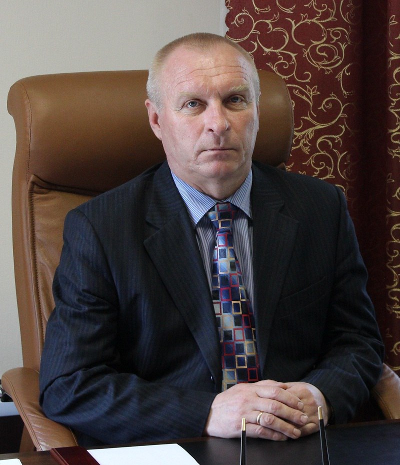 Мэр новосибирского райцентра отделался штрафом по делу о срыве нацпроекта Чистая вода Глава рабочёго посёлка Коченёво Новосибирской области Анатолий Пригода признан виновным в халатности с особо крупным ущербом ч 1 1 ст 293 УК Суд решил что чиновник не предъявил гарантийные требования по муниципальному контркту с ООО СпецТрансСтрой на строительство комплекса водоочистки в посёлке Работы должны были завершить до ноября 2023 года но обязательства не выполнены По условиям контракта СпецТрансСтрой предоставило администрации Коченёво независимую гарантию от банка Левобережный но Пригода так и не предъявил требования на 42 млн рублей несмотря на срыв договора На эту сумму силовики и оценили ущерб бюджету райцентра Суд приговорил Пригоду к штрафу в размере 300 тыс рублей Кроме того удовлетворёно заявление прокурора о взыскании 42 млн Подписаться Прислать новость Помочь бустами