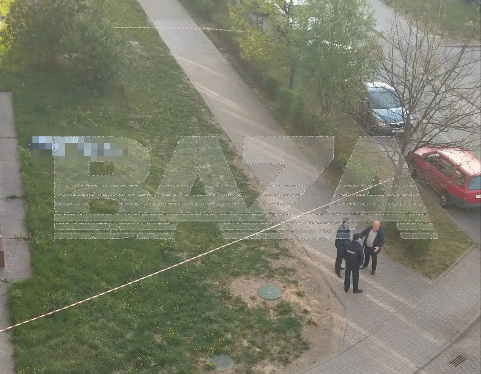 В Калининграде возле многоэтажки нашли тела пенсионерки ее дочери и трехлетнего внука Рано утром под окнами многоквартирного дома на улице Липовая Аллея были обнаружены тела 70 летней женщины её 41 летней дочери и внука Все трое скончались до приезда скорой сообщает Baza Полицейские обнаружили записку в которой пенсионерка жаловалась на тяжелую жизнь и нехватку денег Семья жила в съемной квартире По предварительным данным у женщины и её дочери были проблемы с психическим здоровьем СК возбудил уголовное дело по факту убийства малолетнего