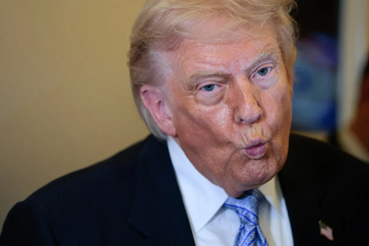 Трамп купил акции сети суши ресторанов Дональд Трамп приобрел акции американской дочки японской сети суши ресторанов Kura Sushi USA на сумму от 1 млн до 5 млн сообщило агентство Киодо со ссылкой на документы поданные в управление правительственной этики США Согласно документам сделка была совершена 2 февраля Акции компании торгуются на бирже Nasdaq Точная сумма покупки не раскрывается однако в отчетности указано что объем инвестиций составил от одного до пяти миллионов долларов Американские президенты имеют право владеть акциями и совершать сделки с ценными бумагами во время пребывания в должности однако обязаны раскрывать сведения о таких операциях Читайте Газету Ru в MAX