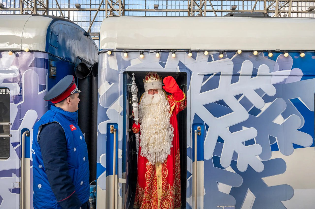 Сегодня в 10 00 на ж д вокзал приедет поезд Деда Мороза из Великого Устюга Впервые за два года Он пробудет здесь до вечера Все билеты давно раскуплены но попасть в поезд можно и бесплатно будут открыты вагон лавка и вагон ресторан с северной кухней в порядке живой очереди И так как Дед Мороз очень любит детей он целых два раза бесплатно выйдет на платформу В начале праздника чтобы поприветствовать детей а перед самым отъездом чтобы попрощаться   e kazan ru news show 51677