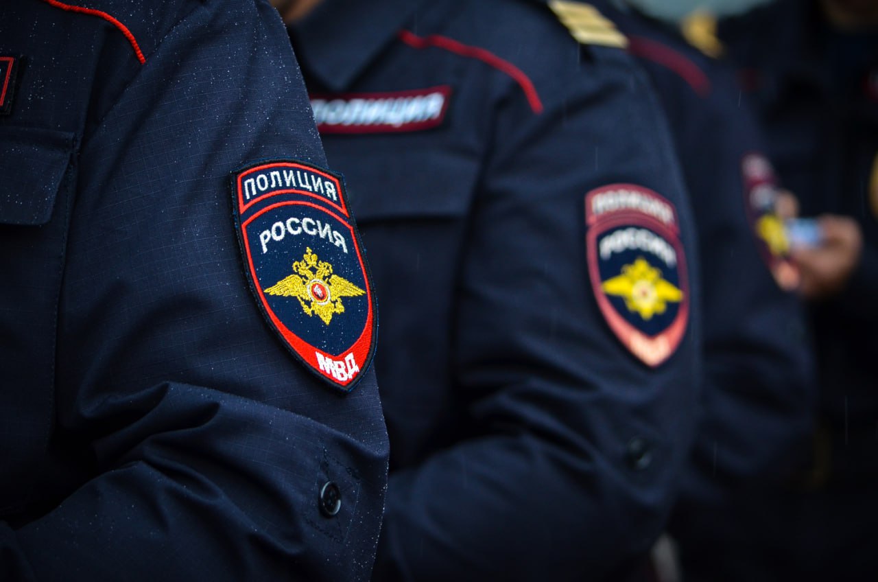 Мошенники лишили жительницу Карачаево-Черкесии золотых слитков стоимостью 1,6 млн рублей 51-летней жительнице Черкесска позвонил неизвестный. Он представился сотрудником российской спецслужбы и сказал, что женщина якобы переводила деньги террористу. Жительница столицы республики стала отрицать свою вину, и тогда аферист сказал, что кто-то завладел её персональными данными и действует от её имени, а для того, чтобы избежать уголовной ответственности, его собеседнице нужно «задекларировать» ценности. В течение нескольких дней жулики звонили женщине, представляясь сотрудниками различных силовых структур, финансовых организаций и убедили жительницу Черкесска передать золотые слитки стоимостью 1,6 млн рублей своему курьеру, сообщили в МВД по КЧР. Возбуждено уголовное дело о мошенничестве. «ВКонтакте» и в «Одноклассниках», чтобы быть в курсе самых интересных новостей Кавказа. -Северный Кавказ