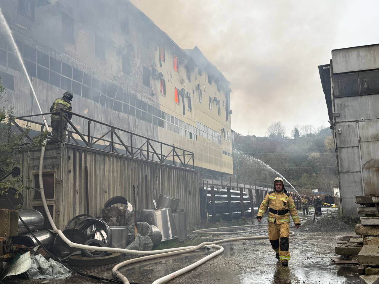 Пожар в промзоне Сочи локализован Тушение продолжается Пожар начался в автосервисе перекинулся на складские помещения и соседнее здание На территории промзоны официально жилые дома отсутствуют но по некоторым данным на верхних этажах здания могли временно проживать люди Кубанские Новости   Мы в MAX