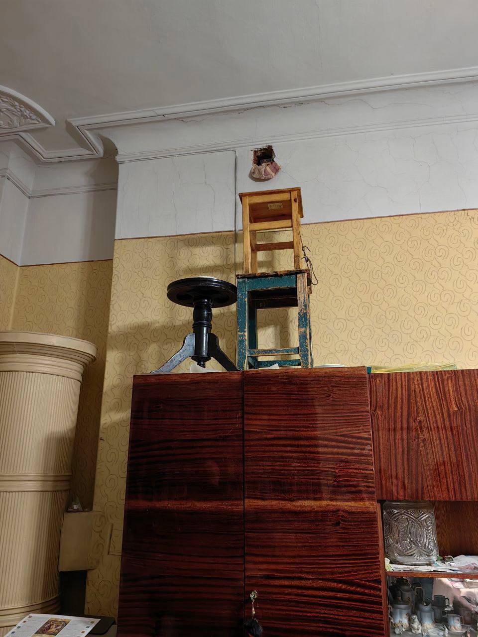 Волонтеры пытаются спасти кота из дымохода в центре Уже неделю пушистый кот живет в дымоходе камина из которого до сих пор не выбрался Сама шахта уходит к квартирам где нет каминов значит доступа к ней нет По этой причине волонтеры решили смотреть на кота с крыши Они смогли получить от жильцов ключ от чердака Однако пока спасатели искали нужную шахту кот уже скрылся в другом месте и больше не показывался На данный момент малыш продолжает прятаться центральный РК center peterburga