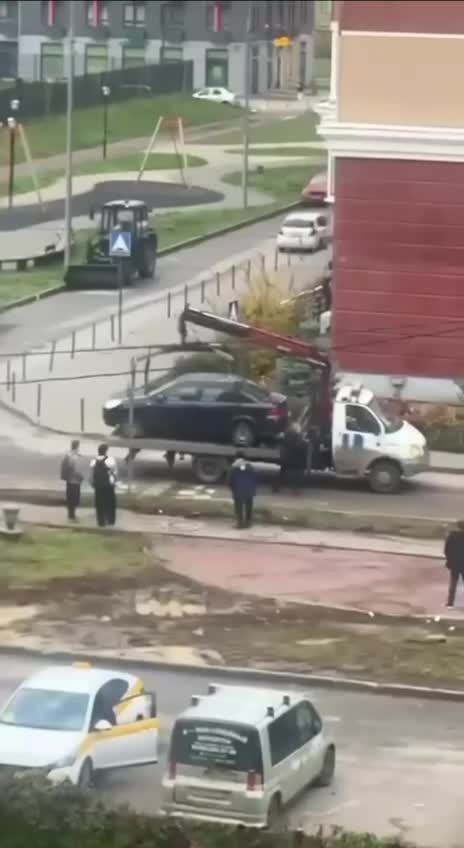 Мужчина в Дрожжино пытался спасти свою машину от эвакуатора