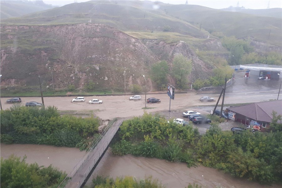 Новую волну паводка ждут в районах Красноярского края В МЧС Красноярского края назвали районы, которым угрожает вторая волна паводка. В мае и июне есть угроза подтопления, размыва дорог и дамб, подъема уровня воды из-за таяния снега в горах. Больше всего рискуют города Красноярск и Железногорск, а также Березовский, Боготольский, Емельяновский, Ермаковский, Краснотуранский, Курагинский, Каратузский, Идринский, Ирбейский, Большеулуйский, Манский, Минусинский, Мотыгинский, Новоселовский и Партизанский районы. В МЧС попросили жителей этих населенных пунктов заранее приготовиться к возможному паводку. Для этого следует убрать мусор из водоотводных каналов, освободить подвалы от имущества и продовольствия, подготовить документы на случай срочной эвакуации. Newslab