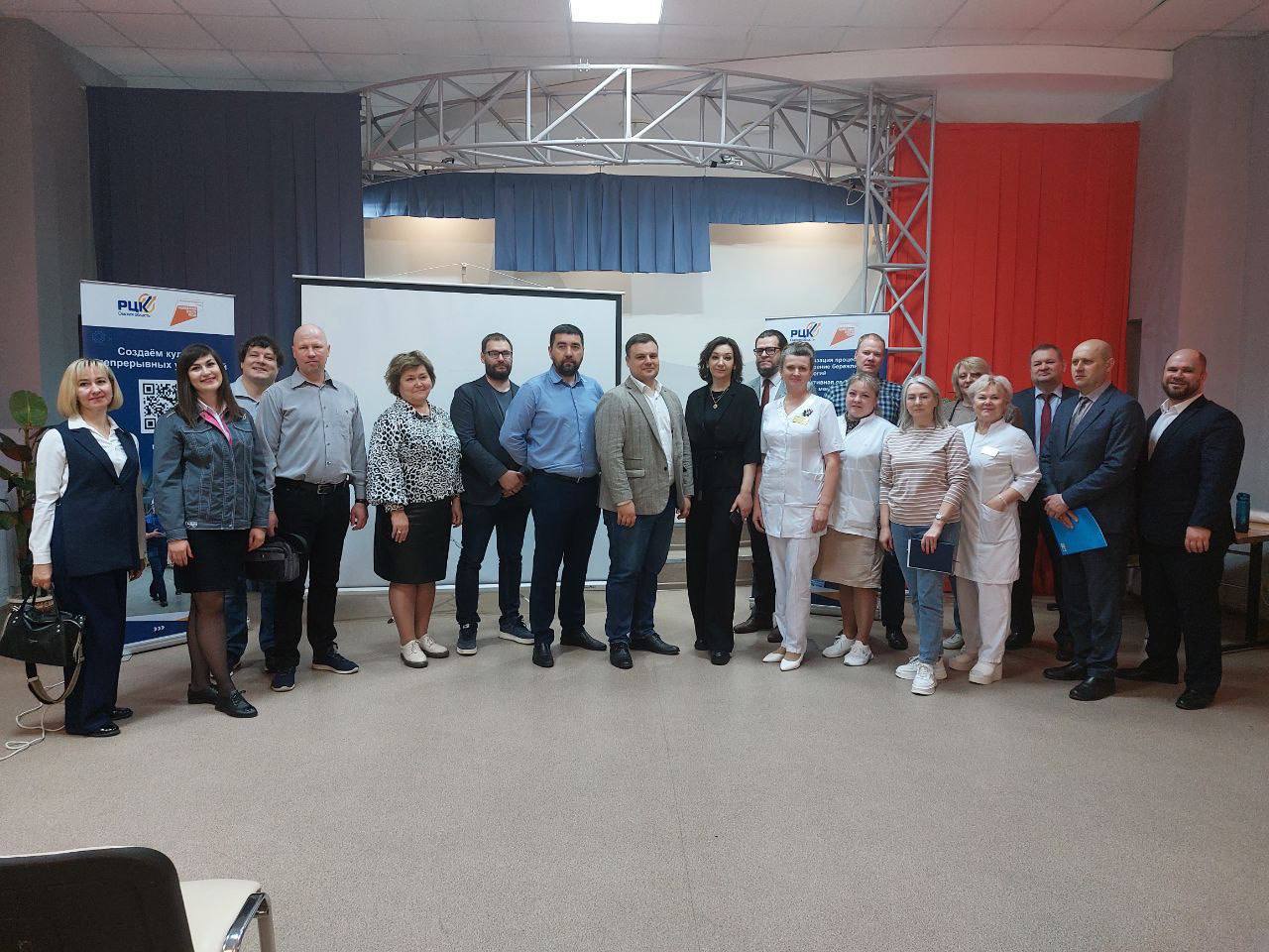 Сфера туризма Омской области включилась в федеральный проект «Производительность труда» Омская область, получив статус Молодежной и Культурной столицы, активно привлекает туристов разнообразной программой и возможностями для отдыха. Санаторий-профилакторий «Коммунальник» стал первым в регионе предприятием туристической сферы, внедряющим бережливые технологии в рамках федерального проекта «Производительность труда», подписав соглашение с Министерством экономического развития Омской области и Региональным центром компетенций. Эксперты обсудили шаги, которые предстоит пройти компании в ближайшие 6 месяцев. Пилотным потоком станет повышение эффективности услуги «Завтрак «Шведский стол». Оптимизация рабочих процессов позволит предприятиям сферы туризма лучше справиться с растущей загрузкой. По словам Министра экономического развития Омской области Анны Негодуйко, качество отдыха напрямую влияет на здоровье и работоспособность людей, поэтому работа санатория особенно важна. Гостиницы, кемпинги, коттеджи, санаторно-курортные организации, турагентства и парки культуры могут бесплатно получить экспертную поддержку для повышения производительности в рамках проекта «Производительность труда», входящего в национальный проект «Эффективная и конкурентная экономика». Для участия необходимо оставить заявку на ИТ платформе производительность.рф.