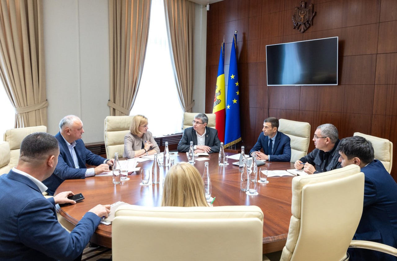 Прямо сейчас спикер парламента Молдовы Игорь Гросу проводит встречу с лидерами фракций Обсуждаются выборы вице спикеров состав Постоянного бюро а также перечень и численный состав постоянных комиссий rusputnikmd 2