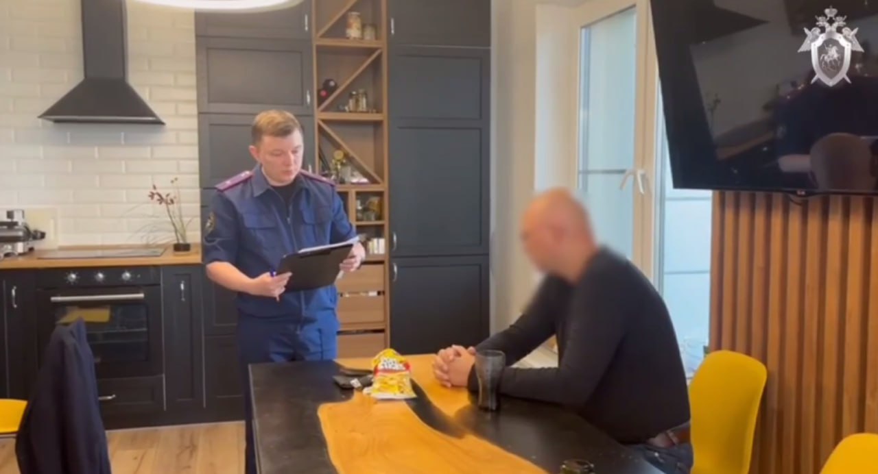 Сотрудников онкоцентра осудили за махинацию с мертвыми душами в Челябинске В Челябинске вынесли приговор бывшей начальнице и рабочему административно хозяйственной части ЧОКЦОиЯМ которые совместно с экс главврачом похитили свыше 3 3 миллиона бюджетных средств Для этого они провернули махинацию с фиктивным трудоустройством сотрудников Двое фигурантов признаны виновными в мошенничестве по части 4 статьи 159 УК РФ уточнили в СК Суд назначил экс рабочему и начальнице АХЦ по 2 5 года лишения свободы в исправительной колонии общего режима Последняя будет отбывать срок после того как ее ребенку исполнится 14 лет Также каждому из них предстоит выплатить штраф в 300 тысяч рублей А в течение двух лет после отбывания наказания фигуранты не смогут работать на госслужбе в органах местного самоуправления и занимать руководящие должности в коммерческих предприятиях Читайте о жизни города даже при сбоях интернета Подписывайтесь на Вечерний Челябинск в Мах