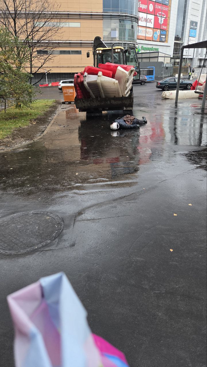 Пожилая женщина попала под трактор на улице Маршала Василевского Видимо кто то слишком увлекся благоустройством UPD погибшей неделю назад исполнилось 85 лет