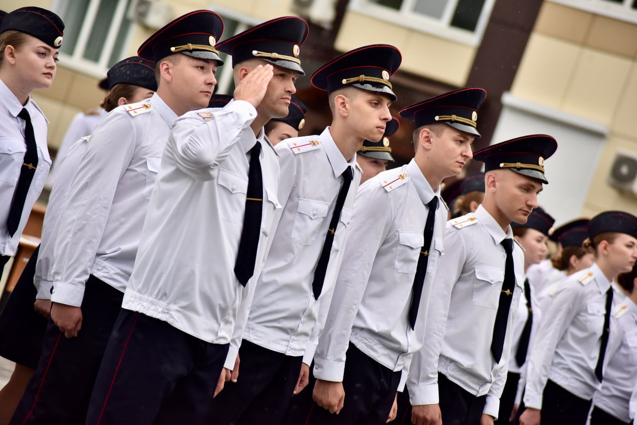 В Орловском юридическом институте МВД России им. В.В. Лукьянова прошел торжественный выпуск молодых специалистов   Дипломы о высшем профессиональном образовании получили 168 человек, 50 из которых – с отличием, двое получили памятные золотые медали.  За свою почти полувековую историю институт подготовил более 18 тысяч специалистов, которые служат в правоохранительных органах России, стран ближнего и дальнего зарубежья. Нынешний выпуск проходит в памятный для страны год 80-летия Победы в Великой Отечественной войне. Заветы поколения победителей продолжают современные защитники Отечества – участники специальной военной операции,  — отметил глава региона Андрей Клычков.    Интересные новости здесь