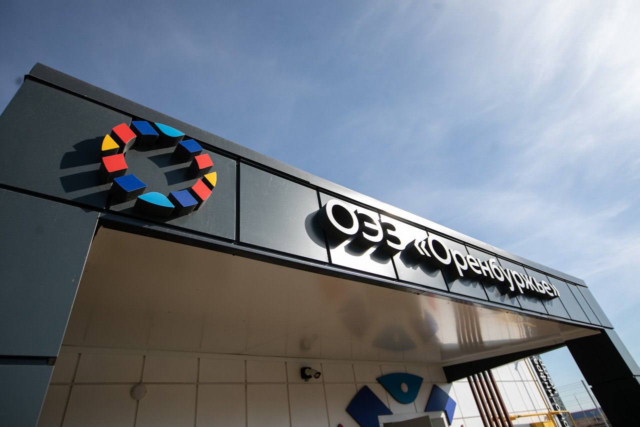 Пул 56 ОЭЗ Оренбуржье усилила свои позиции в Национальном рейтинге экономических зон 4 декабря в Москве подведены итоги IX Национального рейтинга инвестиционной привлекательности особых экономических зон России 2025 подготовленного Ассоциацией кластеров технопарков и ОЭЗ России при поддержке Министерства экономического развития Российской Федерации Ежегодно начиная с 2017 года независимый экспертный совет в который входят представители федеральных органов власти институтов развития и бизнеса формирует методику оценки инвестиционной привлекательности особых экономических зон страны Методика рейтинга создана на принципах максимальной объективности используются официальные статистические данные информация управляющих компаний ОЭЗ и оценки независимых экспертов Все сведения подробнее на канале Пул 56