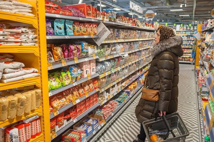 Цены на продукты будут расти до апреля, а далее начнется снижение  «В годовом выражении цены продолжат расти до апреля, затем начнется плавное снижение»,  — заявил экономист Илья Федоров.  В феврале цены на продукты первой необходимости вырастут на 10-15%.