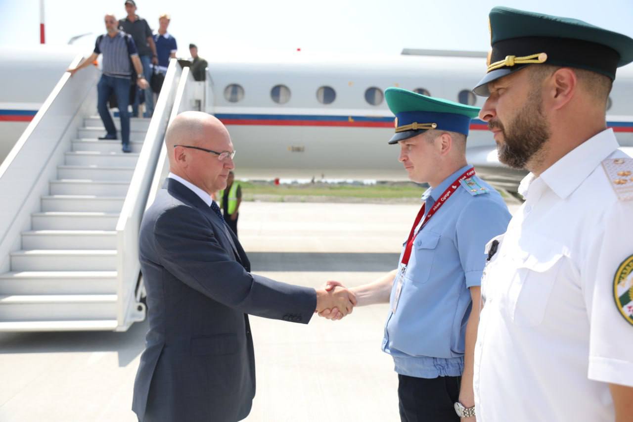 Сергей Кириенко прибыл в Абхазию    Президент Абхазии Бадра Гунба встретил в международном аэропорту «Сухум» имени Владислава Ардзинба Первого заместителя  Руководителя Администрации Президента России Сергея Кириенко.    Стороны планируют обсудить ряд важных вопросов, включая реализацию совместных социальных проектов, финансируемых при поддержке России.     В программе — рабочие совещания, посещение предприятий, а также объектов культурной и туристической инфраструктуры.    Это уже второй визит Сергея Кириенко за последний месяц. В ходе предыдущей поездки, состоявшейся 10-11 июля, обсуждались вопросы социально-экономического сотрудничества и энергетики.