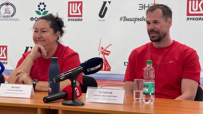 Сергей Устюгов: «На горе в Южно-Сахалинске выживет сильнейший» Олимпийский чемпион в лыжной эстафете Сергей Устюгов рассказал о подготовке к Кубку России по лыжероллерам, который пройдет в столице Сахалина 28 и 29 июня. Южно-Сахалинск готовится принять II этап Кубка России по лыжероллерам, который впервые состоится в островной столице 28 и 29 июня. Главным событием соревнований станет участие в них олимпийского чемпиона Пекина-2022 в лыжной эстафете, двукратного чемпиона мира Сергея Устюгова. Сергей Устюгов уже приехал в областной центр островного региона и готовится к гонкам на трассах города. Подробнее читайте на сайте. ——— : Прислать нам новость: