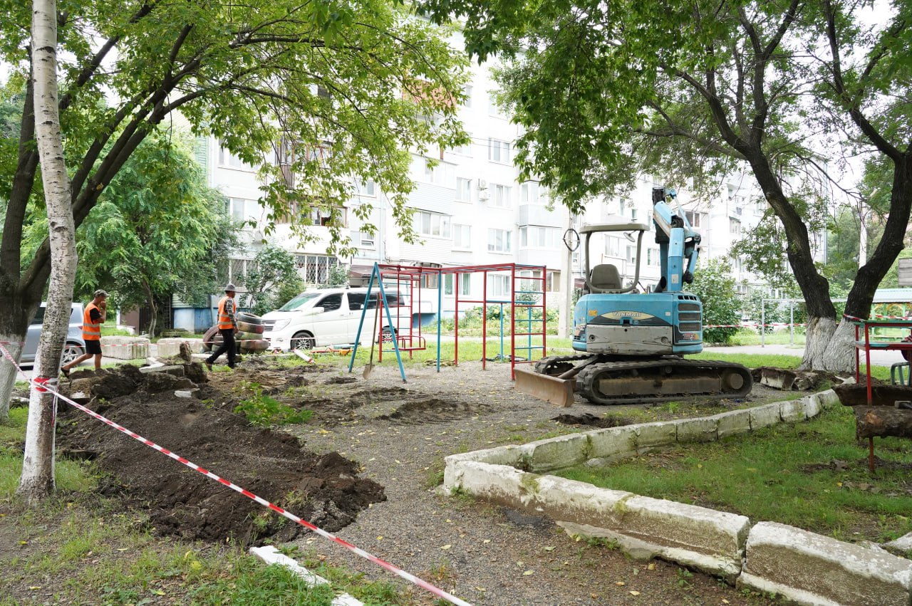  Доступный спорт для детей: в Уссурийске продолжают реализацию проектов ТОС Сегодня на улице Промышленной, 3 стартовали работы по установке спортивной площадки по инициативному проекту ТОС. Сейчас подрядчик выполняет демонтаж устаревших конструкций: лестниц, турников, скамеек. Впереди большой объем работ - отсыпка основания, установка новых архитектурных форм, укладка бордюра. «Здесь будет спортивный комплекс для детей старше 15 лет. Игровая площадка для малышей уже есть, а вот для подростков не было подходящей. Еще поставим три тренажера, лавочку и урну», - рассказала о планах представитель управляющей компании. Напомним, что всего в этом году благоустроят свои территории 8 ТОСов нашего округа. Завершить все обновления планируется до конца этого года. Отметим, что обустройство ведется благодаря конкурсу проектов, инициируемых жителями Уссурийского городского округа Приморского края, по решению вопросов местного значения и по решению территориальных общественных самоуправлений.