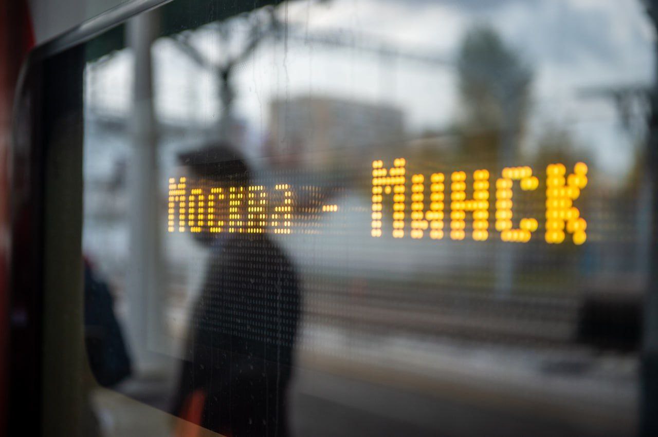 Ж д билеты россиянам до 14 лет на поезда за границу с 20 января 2026 го можно купить только по загранпаспорту Оформить билет как раньше по свидетельству о рождении будет невозможно сообщили в РЖД Дети выехавшие за пределы России до 20 января по свидетельству о рождении смогут вернуться обратно также по свидетельству и после этой даты О том что российским детям младше 14 лет с этого срока понадобится загранпаспорт для поездок в Абхазию Белоруссию Южную Осетию Казахстан и Киргизию сообщали в начале месяца в миграционной службе МВД PROtransport