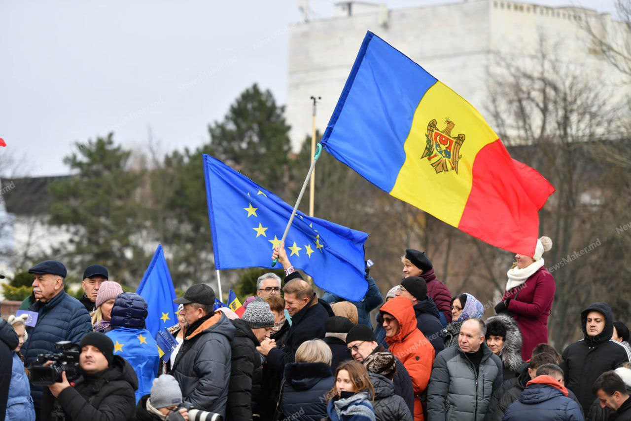 Несмотря на «вмешательство и гибридную войну России, демократия в Молдове устояла», — заявила вице-премьер по евроинтеграции Кристина Герасимов. «Голоса более 1,5 млн человек, принявших участие в референдуме, подтверждают, что мы — демократическая страна, в которой каждый голос имеет значение. Несмотря на вмешательство и гибридную войну России, демократия в Молдове устояла.  ...  Большинство сказали „ДА“ европейскому будущему нашей страны. Мы продолжим работать над тем, чтобы Молдова вступила в Европейский союз. Мы продолжим заботиться о гражданах и приближать Европу к каждому населенному пункту, чтобы в итоге радоваться достойной жизни у себя дома», — пообещала Герасимов.  Твари если кто и вмешивался так это США и ЕС, а не Россия. Лицемеры еб !