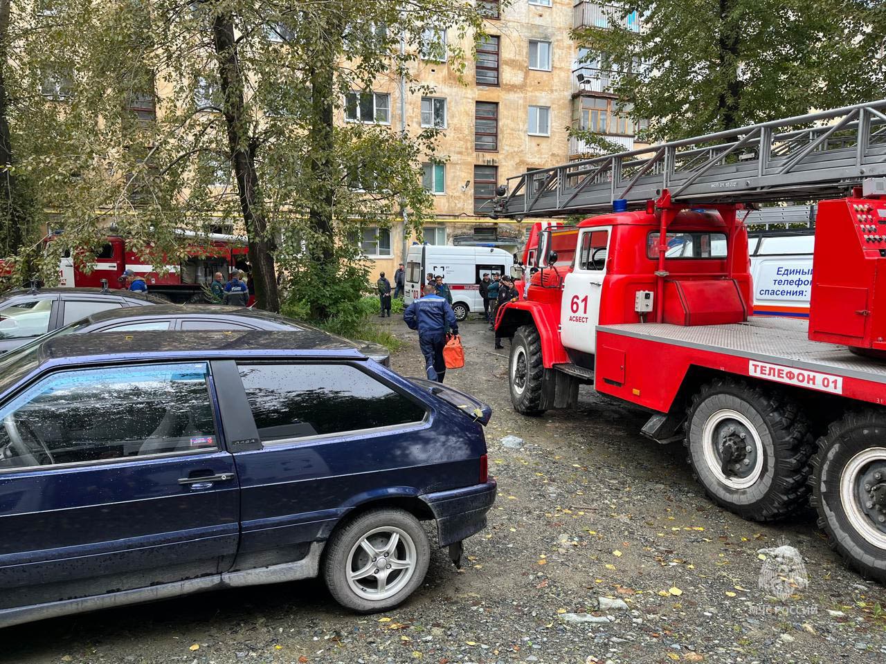 Двое несовершеннолетних погибли на пожаре в Асбесте Пожар в многоквартирном доме в г. Асбесте унес жизни двух маленьких детей — девочки 4 лет и мальчика 5 лет. По оперативной информации возгорание началось со второго яруса детской кровати. Мать детей в момент пожара была вне квартиры. В данный момент с ней работают психологи МЧС России. Причину пожара устанавливают специалисты испытательной пожарной лаборатории - назначена пожарно-техническая экспертиза. Самостоятельно из подъезда эвакуировались 10 человек. На месте работали 14 сотрудников и 5 единиц спецтехники. Пожарного извещателя в жилье не было. Он издал бы пронзительный звук, предупредив о задымлении дав шанс спастись.