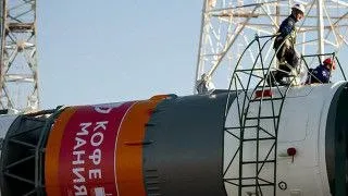 Ракеты с рекламой космос стал площадкой для интеграций Роскосмос начал размещать рекламу на ракетах от банков и ресторанов до радио и спортивных организаций Причина проста падение доходов после санкций и сокращение зарубежных контрактов По открытым бюджетным данным госкорпорация получает десятки и сотни миллиардов рублей ежегодно из федерального бюджета только на космическую программу в 2025 году выделялось более 240 млрд рублей а в последующие годы планируются сопоставимые суммы При этом по оценкам отраслевых материалов и косвенным данным сама модель финансирования остаётся критически зависимой от государства а значительная часть предприятий отрасли работает с низкой маржинальностью или убыточностью Внутри системы регулярно фиксируются убытки отдельных ключевых структур долговая нагрузка и сокращение коммерческих доходов на фоне санкций последствиясанкций
