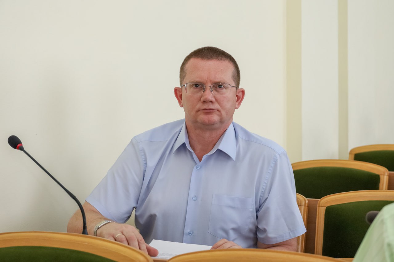 Народный Совет урегулировал вопросы подготовки, утверждения, изменения и систематизации нормативов градостроительного проектирования в ЛНР В ходе заседания Народного Совета депутаты рассмотрели и приняли Закон ЛНР «О порядке подготовки, утверждения и изменения региональных нормативов градостроительного проектирования Луганской Народной Республики, а также о порядке систематизации нормативов градостроительного проектирования». «Нормативы градостроительного проектирования – совокупность расчетных показателей необходимого количества объектов различного назначения, например, школ, больниц, объектов электро-, тепло-, газо- и водоснабжения населения на определенной территории, а также территориальной доступности таких объектов для населения», – уточнил председатель Комитета по инфраструктуре Геннадий Тараканов. Парламентарий подчеркнул, что установление порядка подготовки, утверждения и изменения региональных нормативов градостроительного проектирования ЛНР, а также порядка систематизации нормативов градостроительного проектирования позволит Минстрою ЛНР определить объективные показатели эффективного градостроительства. «Это обеспечит в городских и муниципальных округах республики благоприятные условия жизнедеятельности, определит оптимальное расстояние от важных объектов до жилых районов, предотвратит причинение вреда здоровью и жизни людей, имуществу и окружающей среде, а также обеспечит устойчивое развитие территорий с учетом особенностей земель, плотности населения и потребностей местных жителей», – подытожил Геннадий Тараканов.