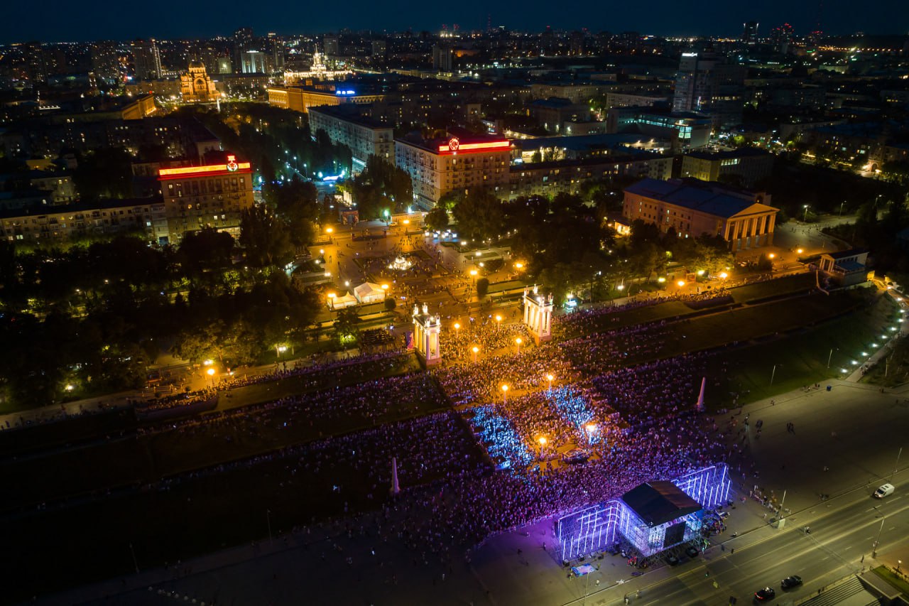 Порядка 2 1 млн туристов посетили Волгоградскую область в 2025 году Это почти на 10 больше чем годом ранее А за период 2020 2025 гг число гостей увеличилось в 2 4 раза Пик турпотока 2025 пришелся на весну в дни празднования 80 летия Великой Победы к нам приехали около 244 тыс гостей В апреле регион принял международный форум Великое наследие общее будущее гостей приветствовали Президенты России и Беларуси Владимир Путин и Александр Лукашенко Порадовало и лето Всероссийский день поля Всероссийский чемпионат по серфингу камышинский арбузный фестиваль национальные и гастрономические праздники привлекли в регион гостей из регионов России и зарубежных стран В сентябре волгоградцы встретили гостей молодежного фестиваля ТриЧетыре в октябре участников и болельщиков футбольного товарищеского матча Россия Иран В ноябре Всероссийский фестиваль русской кухни позволил жителям и гостям региона попробовать самобытные местные блюда Мы в МАХ   max ru rgn 34
