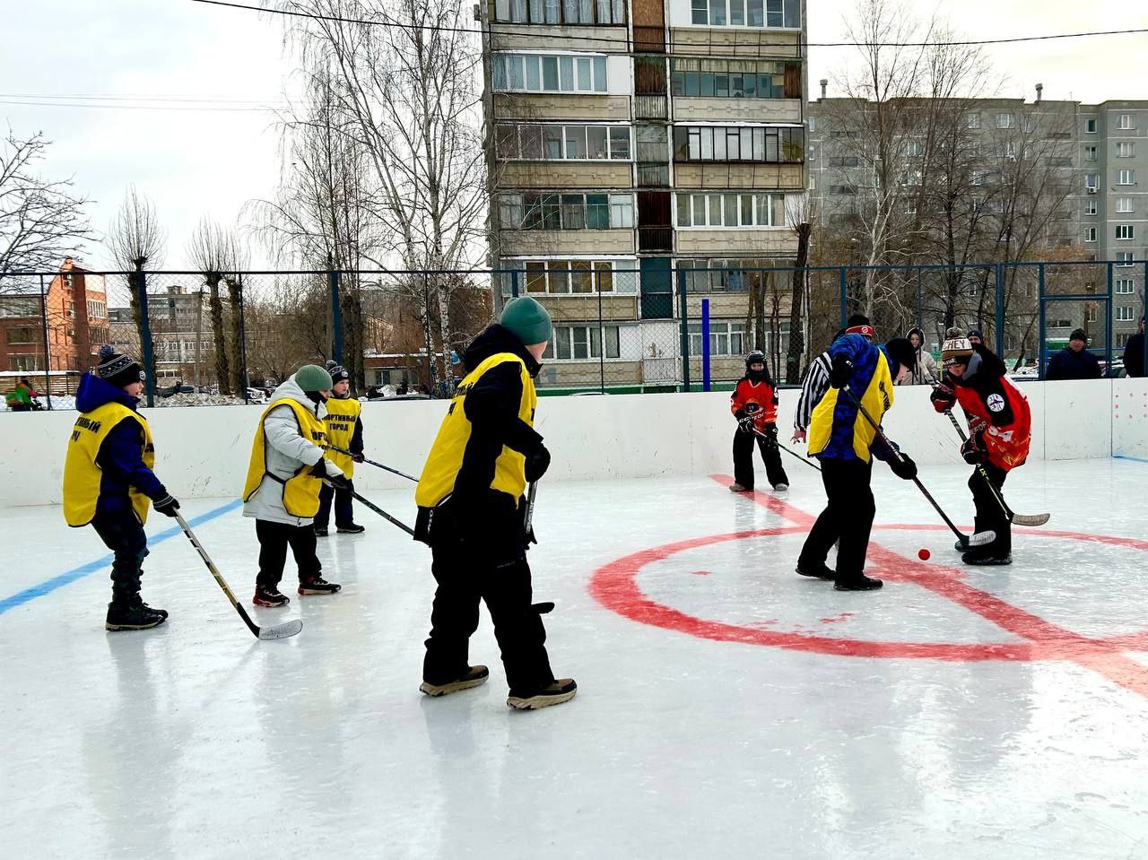 Хоккейный матч с мячом провели на обновленном корте в Челябинске В Челябинске прошли детские соревнования по хоккею с мячом Шесть дворовых команд сразились на реконструированном корте МБУ Спортивный город Площадка впервые приняла состязания которые ранее не проводились в микрорайоне Напряженный турнир прошел во дворе дома 80Б по Комсомольскому проспекту Победу одержала команда ХК Союз под руководством тренера Константина Минина Второе место у ХК Темп воспитанников Валерия Ковлягина Бронзовыми медалистами стали игроки ХК Метеор подопечные Василия Мордвинова В 2025 году хоккейную площадку где играли юные спортсмены обновили по поручению мэра Алексея Лошкина Там заменили борта и установили новое освещение Подписаться на vecherchel   Поддержать Читать в Мах