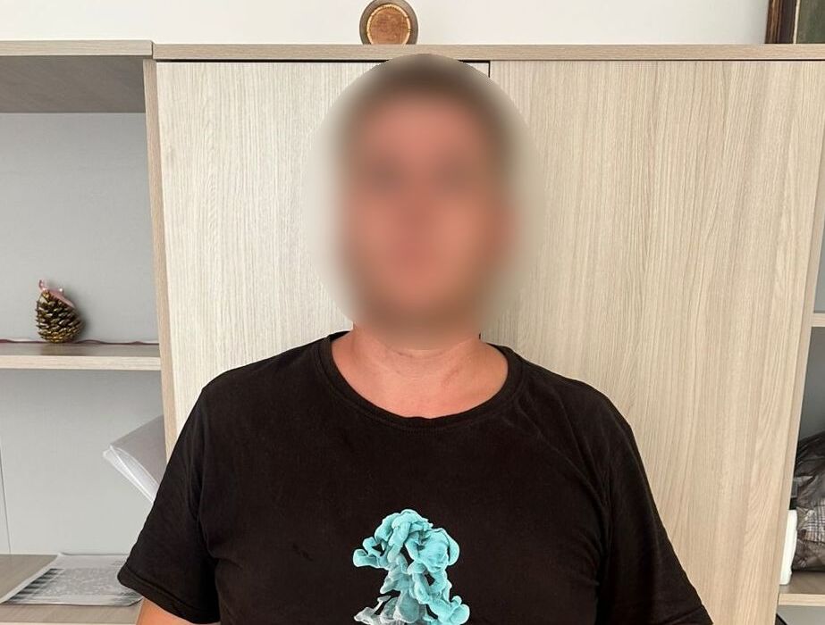 В Анапе шампур стал аргументом правоты в пьяной ссоре  Из Городской больницы в Отдел МВД поступило сообщение о мужчине с колотыми ранами. В медучреждении пострадавший рассказал, что выпивал со знакомым и в ходе возникшего конфликта, тот нанес ему несколько ударов шампуром по спине и один колотый в грудь.  Сотрудники уголовного розыска оперативно установили личность и местонахождение подозреваемого и задержали его. Им оказался ранее судимый 28-летний житель поселка Виноградный. Как выяснилось, приятели собрались во дворе дома в хуторе Красный Курган, где во время застолья старший пустил в ход шампур и ранил своего 21-летнего собутыльника.   -Возбуждено уголовное дело по пункту «з» части 2 статьи 111 УК РФ «Умышленное причинения тяжкого вреда здоровью». Санкции статьи предусматривают наказание в виде лишения свободы на срок до 10 лет,-сообщили в полиции Анапы.  На время следствия фигуранта заключили под стражу.
