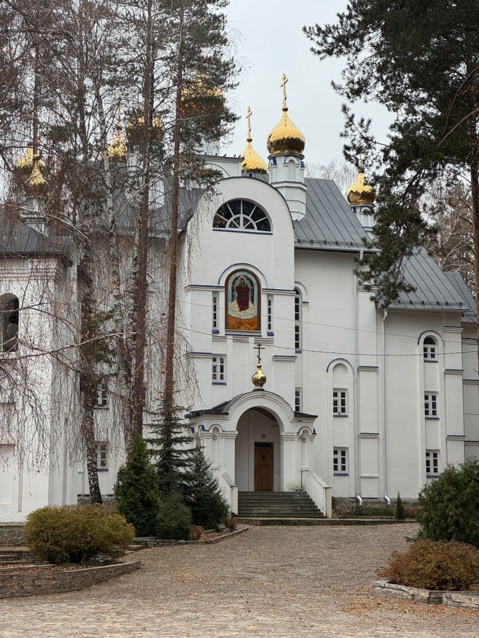 Реабилитация по монастырски На Урале откроют православный центр для участников СВО В Свердловской области появится паломнический реабилитационный центр для ветеранов военных конфликтов Он начнёт работу на территории подворья Свято Троицкого Серафимо Дивеевского монастыря в Среднеуральске По задумке там будут жить и восстанавливаться до 100 человек одновременно сроком от трёх до шести месяцев Гости центра смогут даже освоить новые профессии в ходе реабилитации Утро гостей будет начинаться с молитвы зарядки и завтрака после чего начнётся полноценная трудотерапия Также в течение дня будут проходить встречи с психологами и священниками Алкоголь и мат будут строго запрещены В планах включить подворье в паломнический маршрут по святым местам Урала и открыть здесь социально патриотическое пространство для ветеранов всех поколений а также оказывать духовную и психологическую поддержку членам их семей О сроках открытия центра пока говорить рано но концепция центра уже сформирована осталось воплотить её в жизнь На Урале появится государственный реабилитационный центр для бойцов СВО urallive