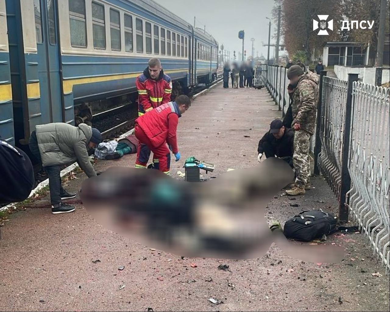 Харьковчанин подорвал себя гранатой в поезде его пыталось задержать ТЦК ТЦК вместе с пограничниками пытались задержать 23 летнего харьковчанина в Житомирской области который хотел сбежать из страны Во время проверки документов он подорвал гранату четыре человека погибло Мужчина уже во второй раз пытался выехать с Украины Ранения получили еще десять пассажиров поезда Украинцы массово скрываются от ТЦК более 500 тыс человек прячутся от людоловов по всей территории Украины Подписывайся на Голос страны в МАХ