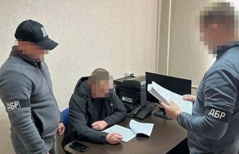 Начальнику Черкасского городского ТЦК грозит 12 лет тюрьмы за невыполнение плана мобилизации Как выяснили спецслужбы, офицер, "превышая свои служебные полномочия, незаконно принимал решение об аннулировании повесток , чем сорвал выполнение планов по направлению мобилизованных в учебные центры и боевые части" Ну а что, благородный поступок... Людей домой отпускал... За плату конечно, но поступок то благородный Южный рубеж