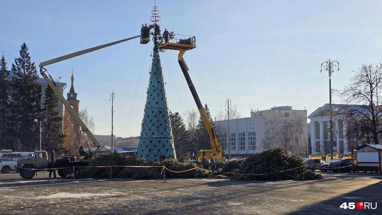 На главную новогоднюю елку и каток в Кургане потратят более 15 7 млн рублей Согласно порталу Госзакупки до 25 декабря подрядчику нужно будет установить каркас новогодней ёлки украсить ее шарами и гирляндами сделать светодиодный шар вокруг ёлки и установить фигуры Деда Мороза и Снегурочки До 28 декабря необходимо залить каток Будьте в курсе даже офлайн Мы в MAX