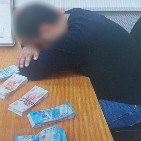 Житель Евпатории задержан за попытку подкупить сотрудника ФСБ Мужчина хотел избежать ответственности за незаконную организацию пребывания мигрантов в России и предложил 1 8 млн рублей сотруднику спецслужбы сообщили в управлении ФСБ по Крыму и Севастополю Мужчину задержали Региональное следуправление СК возбудило дело по факту дачи взятки в особо крупном размере Подозреваемый арестован ему грозит до 15 лет колонии