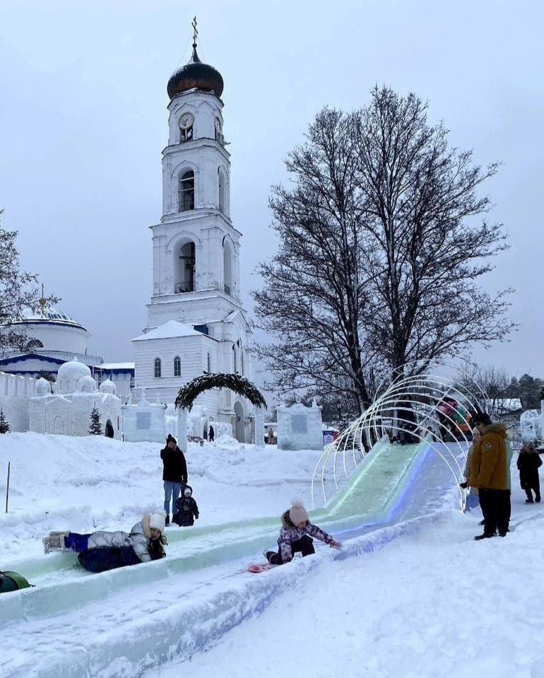 В Раифе проходит фестиваль ледовых скульптур «Лед и Свет» — с 30 декабря по 8 января  Гостей также ждут ярмарка, мастер-классы, трапезный дворик, каток и горки для детей. Вход свободный