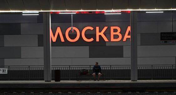В Москве началось благоустройство возле будущего городского вокзала Царицыно Специалисты столичного комплекса городского хозяйства начали проводить работы по благоустройству территорий возле будущего вокзала Царицыно на юге Москвы. Сейчас установлен строительный городок, ограждения с сигнальными фонарями и информационными баннерами. Согласно проекту, воздушные линии уберут под землю в кабельную канализацию протяженностью 4,4 километра, что позволит улучшить визуальный облик пространства и обеспечить безопасную эксплуатацию коммуникаций. На проезжей части и во внутридворовых проездах уложат около 16 тысяч квадратных метров асфальта, нерегулируемые пешеходные переходы оснастят опорами контрастного освещения и сформируют парковочные карманы и велопарковки.