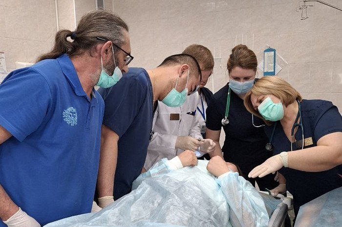 Детские хирурги успешно провели сложные ЛОР операции В Детской республиканской клинической больнице успешно прошли четыре сложные ЛОР операции В оториноларингологическом отделении врачи совместно работали с коллегами из РКБ заведующий отделением оториноларингологии Доржи Очиров и врач оториноларинголог Владимир Дугаров Они выполнили четыре показательные операции на пациентах с редкими и сложными патологиями Основное внимание уделили лечению доброкачественных образований околоносовых пазух таких как кисты и остеомы которые встречаются у детей довольно редко Как отметил заведующий оториноларингологическим отделением ДРКБ Дугар Патархеев многие ЛОР заболевания в детском возрасте возникают крайне редко и имеют свои особенности Например кисты околоносовых пазух у детей это редкость и их диагностика затруднена из за длительного бессимптомного течения Симптомы часто маскируются под обычный насморк или синусит Остеома доброкачественная опухоль ячеек решетчатого лабиринта еще более редкое явление требующее особого подхода и высокой точности Совместная работа двух крупных медицинских учреждений является важным шагом в профессиональном развитии и открывает новые возможности для пациентов отметил Патархеев Новости Бурятии